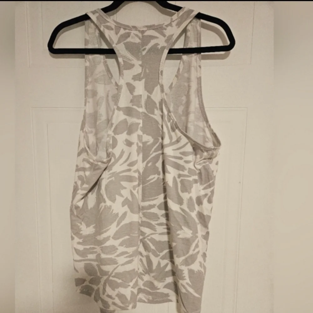 Activewear Tank Top 1X Womens White Gray Floral print plus size sleeveless NWT - Picture 3 of 3